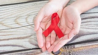 Rote Schleife, Symbol der Solidarität mit HIV-infezierten und aidskranken Menschen, Symbolbild zum Welt-Aids-Tag