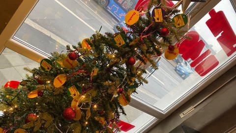 Der Wunscherfüller-Weihnachtsbaum der SAS für Obdachlose in einer Speyerer Pizzeria