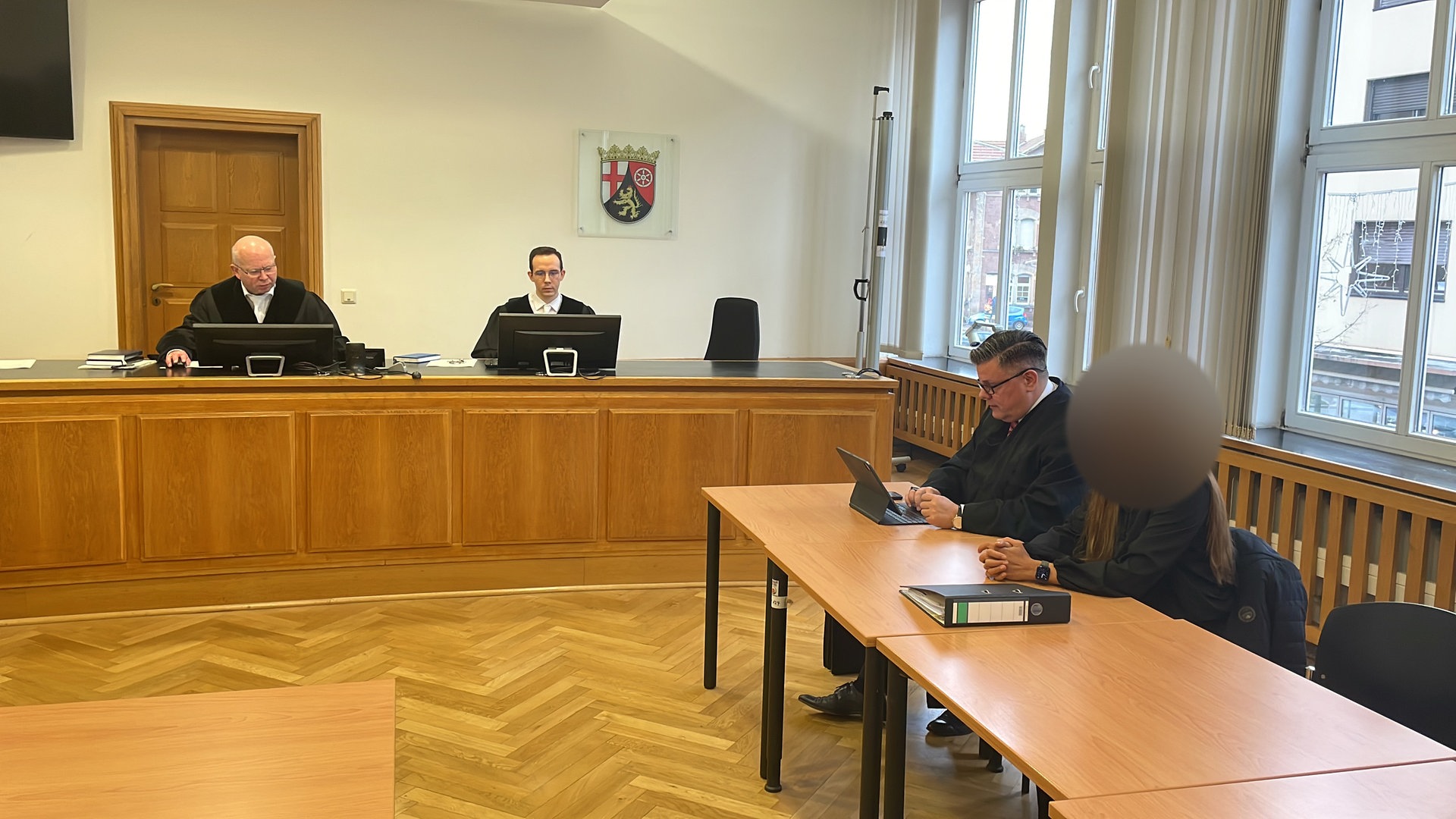 Frankenthal: Prozess Gegen Biontech Um 200.000 Euro Schadenersatz - SWR ...