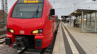 Die Regionalexpress-Züge von Karlsruhe über Germersheim, Speyer, Schifferstadt, Ludwigshafen und Frankenthal nach Mainz und Frankfurt fallen während der Riedbahn-Sperrung weg.