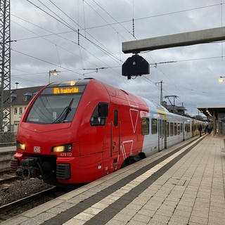 Die Regionalexpress-Züge von Karlsruhe über Germersheim, Speyer, Schifferstadt, Ludwigshafen und Frankenthal nach Mainz und Frankfurt fallen während der Riedbahn-Sperrung weg.