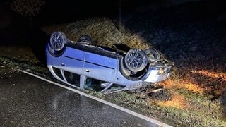 Auto hat sich bei Niederhorbach überschlagen und liegt auf dem Dach in der Böschung am Straßenrand