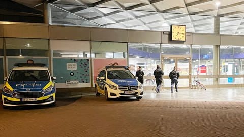 Auch nachdem die Sperrung aufgehoben wurde, zeigt die Polizei weiter Präsenz am Hauptbahnhof Ludwigshafen. 