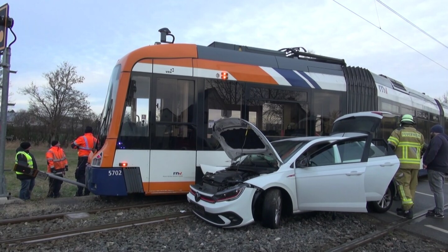 Fußgönheim Unfall zwischen Straßenbahn und PKW
