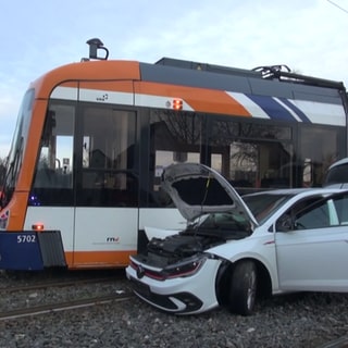 Fußgönheim Unfall zwischen Straßenbahn und PKW