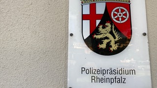 Das Türschild des Polizeipräsidiums Rheinpfalz