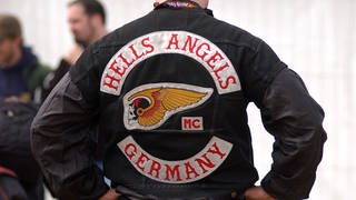 Ein Mitglied der Rockergruppe Hells Angels von hinten mit Lederjacke mit Emblem