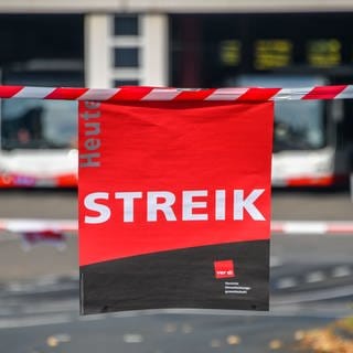 Busdepot mit einem Flatterband abgesperrt, an dem eine Info auf Streik der Gewerkschaft ver.di hängt