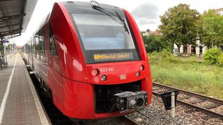 Regionalbahn-Triebwagen im Bahnhof Bad Dürkheim