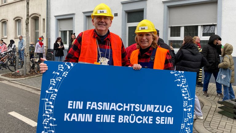 Der Mannheimer Oberbürgermeister Christian Specht (CDU) und seine Ehefrau Bettina Schenk beim fröhlichen Treiben in Ludwigshafen. 