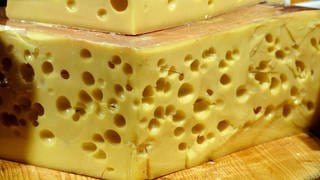 Löchriger Emmentaler - welche Käsesorte der Polizist geklaut hat, ist unbekannt