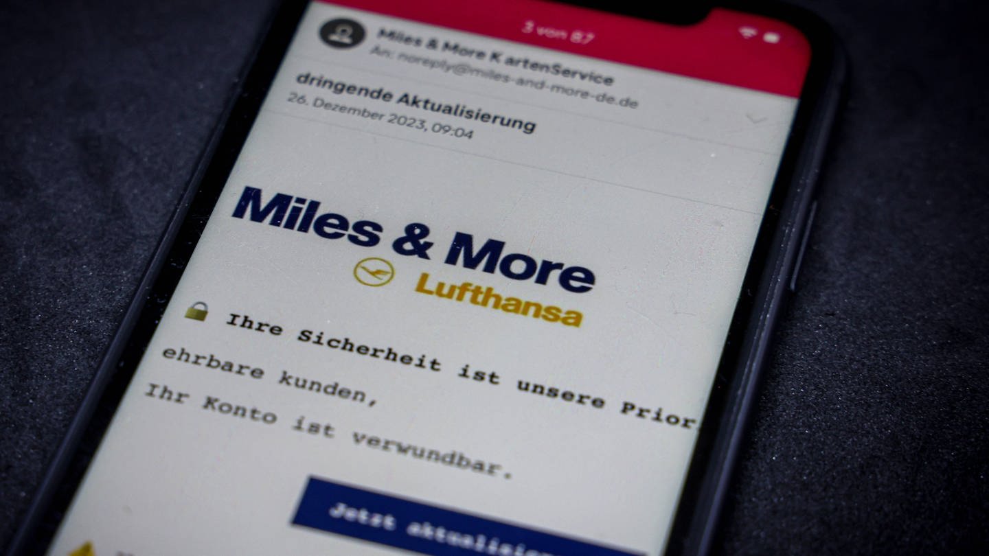 Smartphone mit Lufthansa-Logo drauf - Symbolbild für Mann ruft falschen Lufthansa-Mitarbeiter an