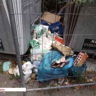 Illegal abgeladene Müllberge im Hemshof in Ludwigshafen