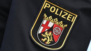 Polizei-Logo auf einer Uniform