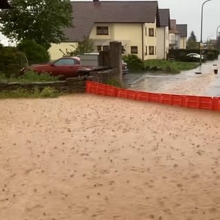 Überflutete Straßen und Felder in Römerberg