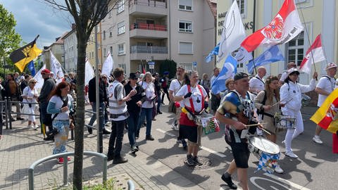 Demonstration mit Trommlern in Neustadt Hambach am 19. Mai 2024 (Bildquelle: SWR)