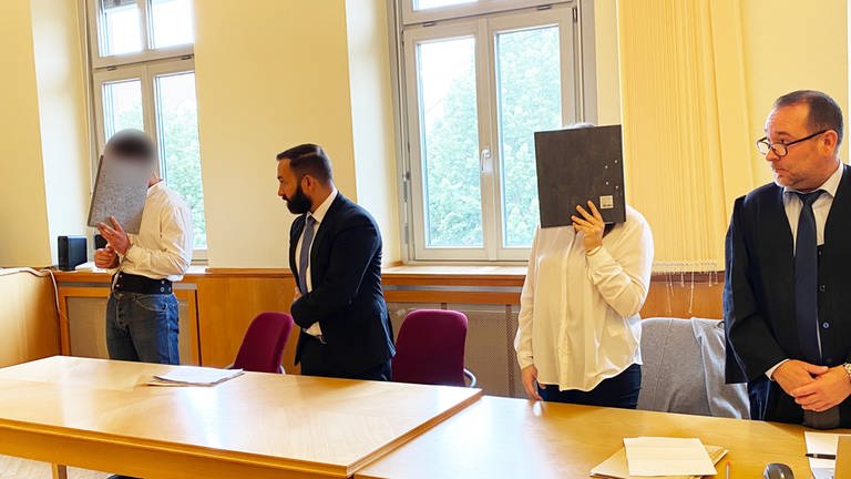 Angeklagte und ihre Anwälte im Prozess um Fluchthilfe für einen Häftling des Mannheimer Gefängnisses im vergangenen Dezember in Ludwigshafen