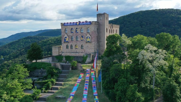 Flaggen europäischer Länder vor dem Hambacher Schloss