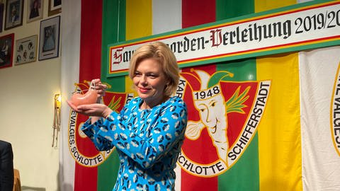 Julia Klöckner wurde in Schifferstadt der "Saumagen-Orden" verliehen