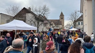 Auch am Sonntag sind die Straßen beim Mandelblütenfest in Gimmeldingen voll mit Menschen. 