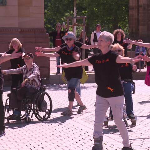 Flashmob zum Welt-MS-Tag vor dem Dom in Speyer