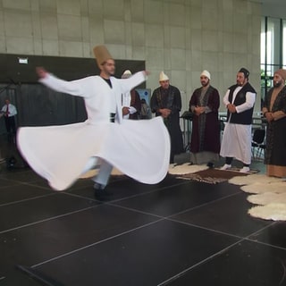Tanzende Derwische - einer von vielen internationalen Acts beim transkulturellen Musikfestival "So klingt Lu" im Pfalzbau. 