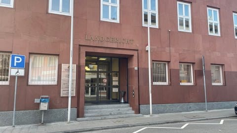 Das Landgericht Frankenthal von außen (Bildquelle: SWR)