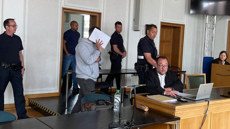 Angeklagter im Prozess um Körperverletzung mit Todesfolge im Gerichtssaal des Landgerichts Frankenthal (Bildquelle: SWR)