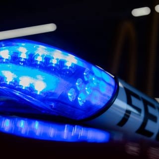 Blaulicht der Polizei - Symbolbild für Artikel: Betrunkener Autofahrer schläft mitten auf der Straße in Dackenheim ein (Bildquelle: dpa Bildfunk)