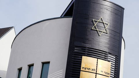 Die Synagoge in Speyer. Polizeibeamte blieben hier nach dem Angriff der Hamas auf Israel beim Gottesdienst so lange, bis das letzte Gemeindemitglied den Ort verlassen hatte.