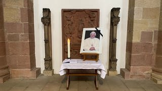 Im Dom zu Speyer brennt eine Kerze für den verstorbenen Papst Benedikt XVI.