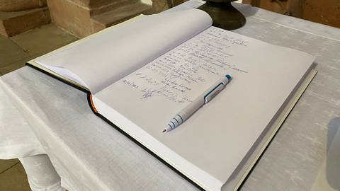 Ein Kondolenzbuch für Papst Benedikt XVI. liegt im Dom zu Speyer