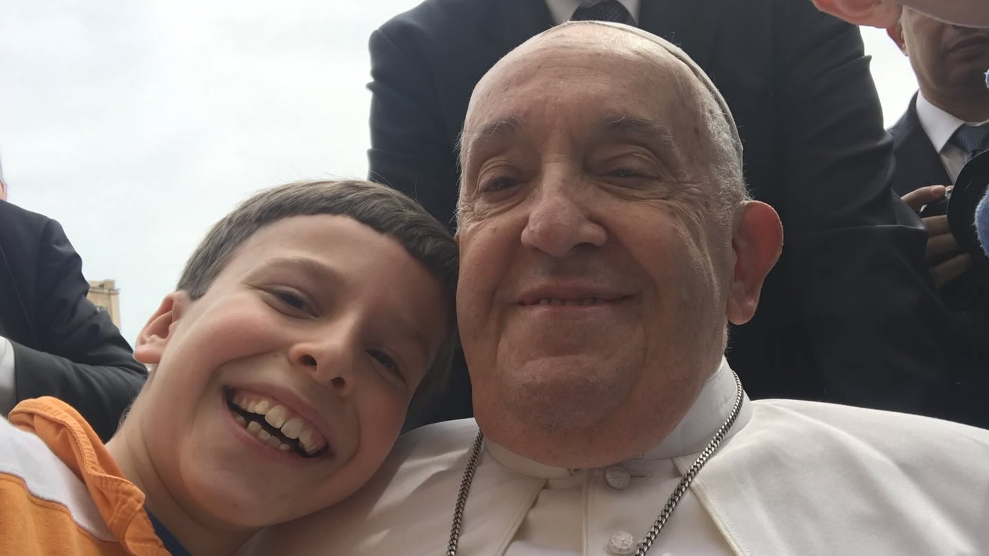 Selfie mit Papst Franziskus: So nah kam der Domchor Speyer dem katholischen Kirchenoberhaupt