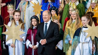 Bundeskanzler Olaf Scholz (SPD) hat am Donnerstag im Kanzleramt Sternsinger aus 27 Bistümern empfangen - mit dabei waren auch vier Sternsinger aus Speyer