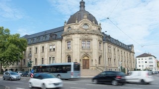 Vor dem Landgericht Landau fahren Autos