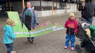 Kita-Eltern aus Waldsee demonstrieren