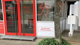 Man sieht ein Hakenkreuz auf einem Fenster des Büros der SPD in Ludwigshafen. Quelle: BÜNDNIS 90 DIE GRÜNEN KV Ludwigshafen