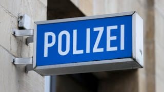 In Römerberg-Mechtersheim wurde eine 77-Jährige Frau tot in ihrem Haus gefunden. Die Todesursache ist unklar. 