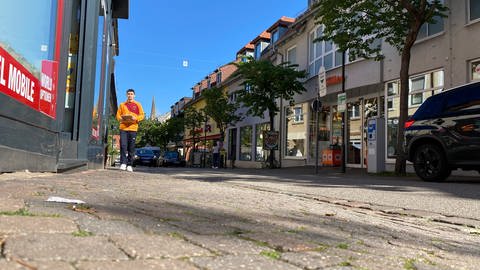 Kater Tarcin besucht regelmäßig Geschäfte und Behörden in der Innenstadt von Bad Dürkheim. Er ist vor allem in der Weinstraße unterwegs.