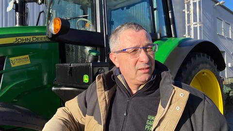 Landwirt Dieter Stubenbordt vor Traktor