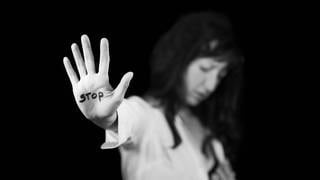 Eine Frau streckt eine Hand in die Kamera mit dem Wort "Stop" draufgemalt. Symbolbild für Artikel "Gewalt gegen Frauen nimmt weiter zu". (Bildquelle: Imago) 