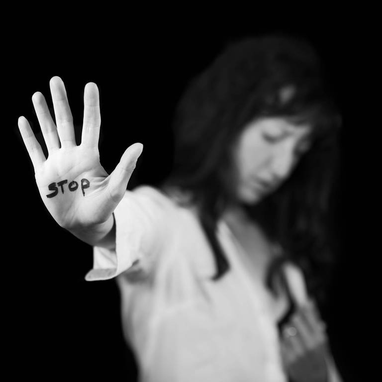 Eine Frau streckt eine Hand in die Kamera mit dem Wort "Stop" draufgemalt. Symbolbild für Artikel "Gewalt gegen Frauen nimmt weiter zu". (Bildquelle: Imago) 