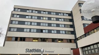 Die Stadtklinik Frankenthal am Morgen nach dem Brand