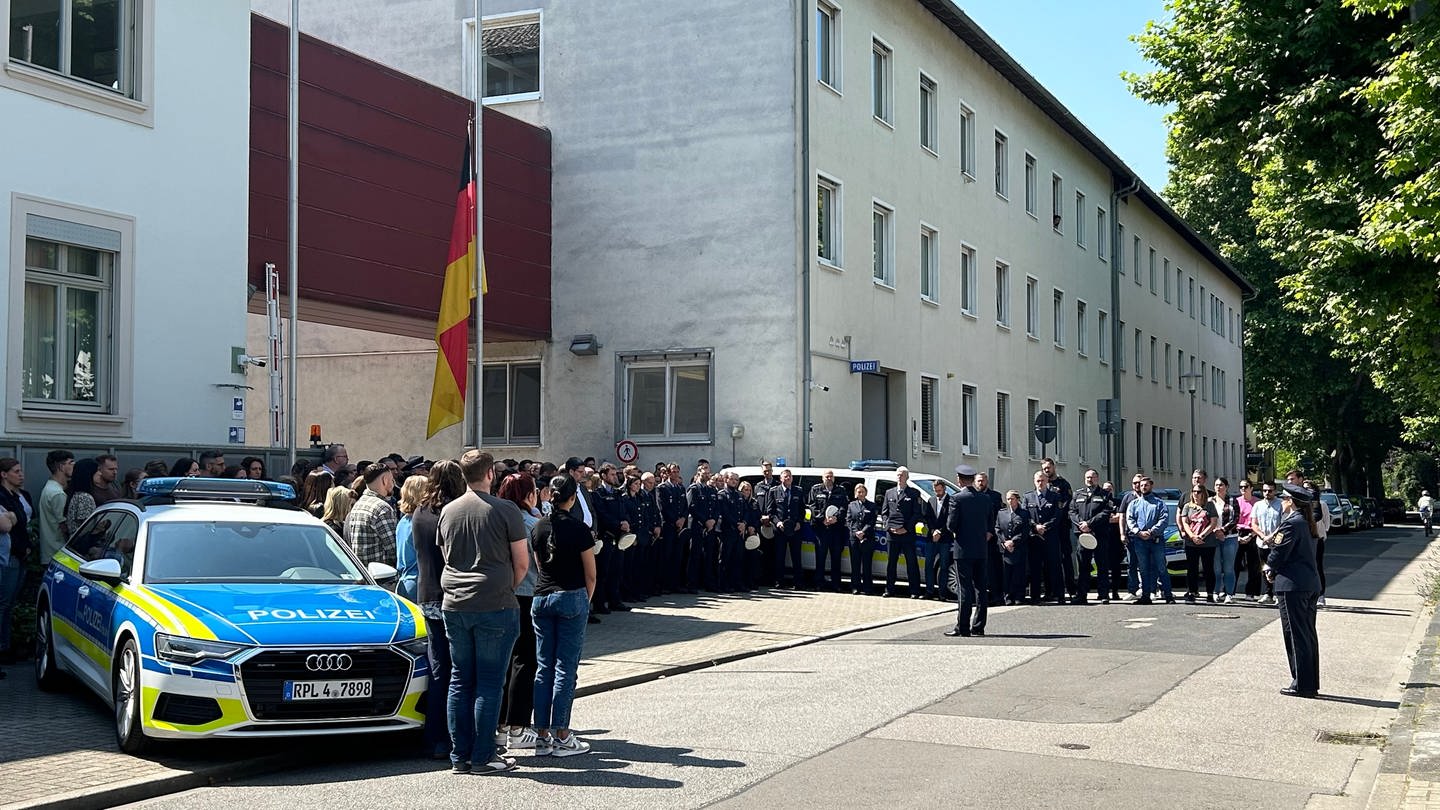 Nach Messerangriff in Mannheim gab es eine Schweigeminute und einen Tag des Gedenkens, auch beim Polizeipräsidium Rheinpfalz