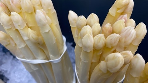 Für viele schlicht "weißes Gold" - frischer Spargel aus der Pfalz