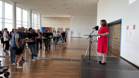 Ludwigshafens Oberbürgermeisterin (in rot) stellt die Ergebnisse vor (Foto: SWR)