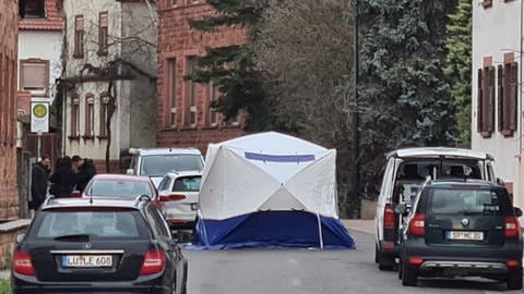 Nach den tödlichen Schüssen: Die Ermittler haben am Tatort ein Zelt aufgebaut