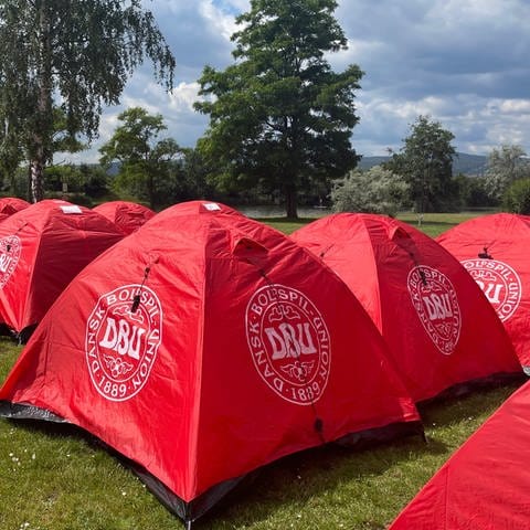 Für die rund 1.000 Fans der dänischen Fußball-Nationalmannschaft, die erwartet werden, wurden auf demCampingplatz Bad Dürkheim 400 Zelte in den Nationalfarben rot und weiß aufgestellt.