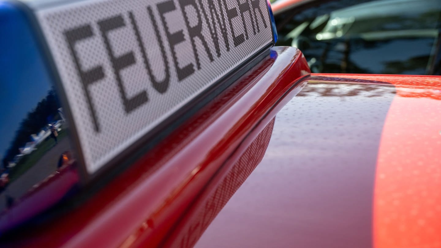 Ein Schild auf einem Feuerwehrauto - Brand in Ludwigshafen-Hemshof