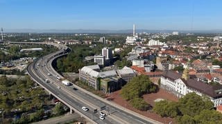Die Millionenförderung von Bund und Land wird unter anderem in den Bau der Hochstraßen in Ludwigshafen investiert.